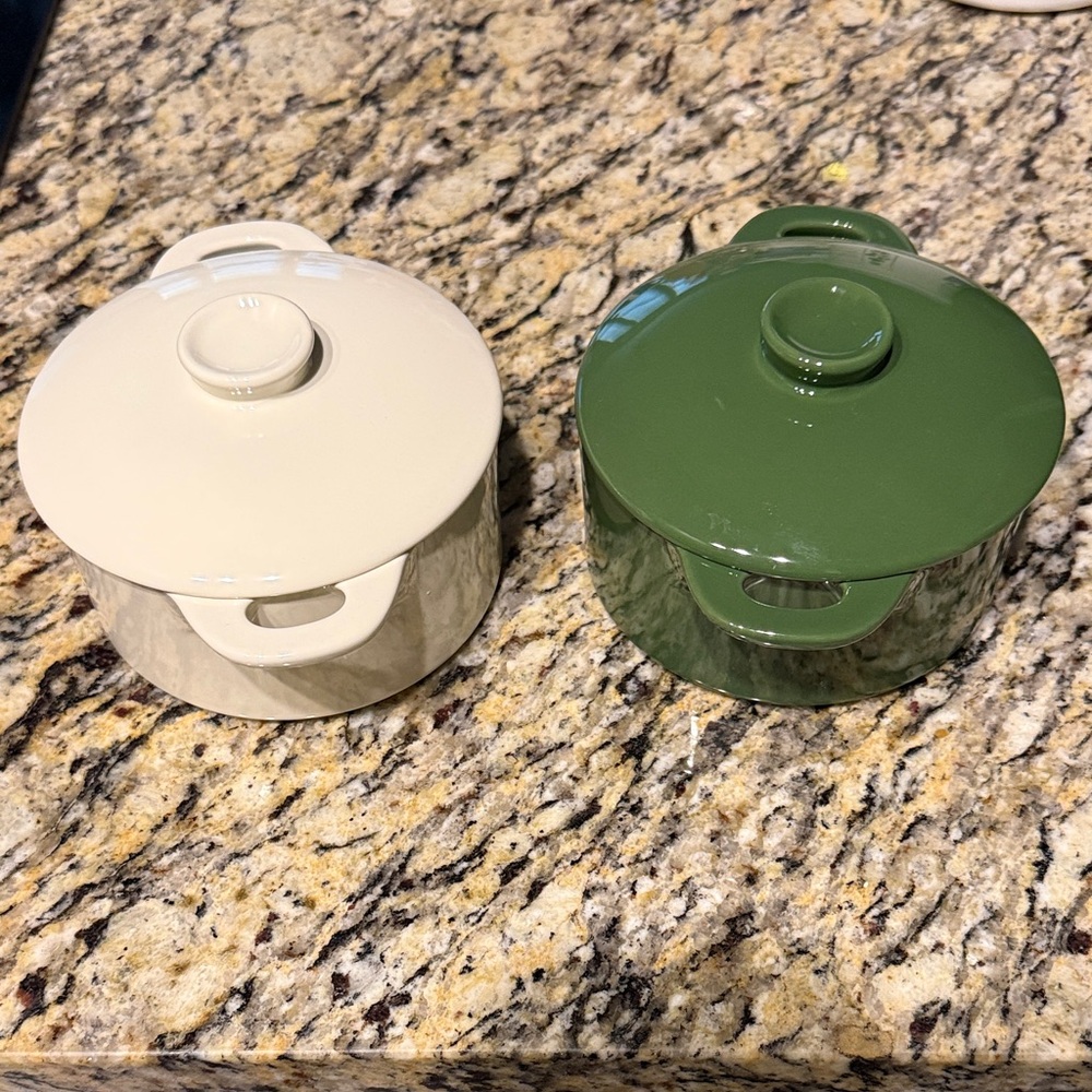 Broc Your Body
Mini round ceramic 
Oven, microwave, freezer and dishwasher safe